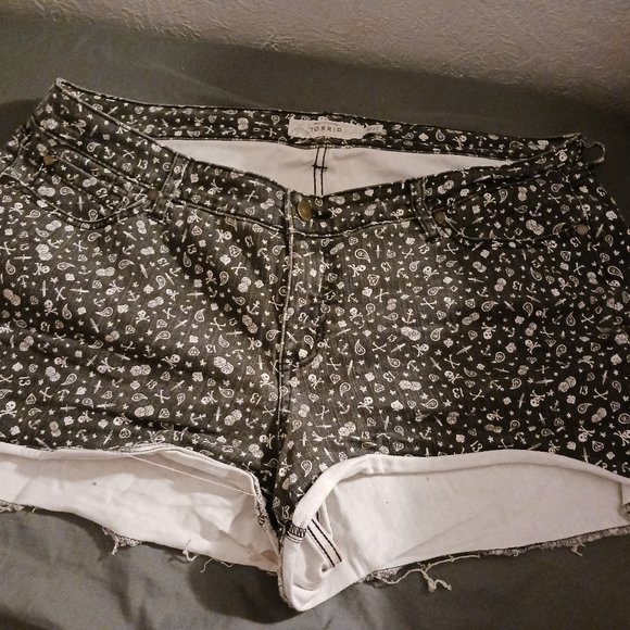 Torrid Friday the 13 short shorts - Picture 1 of 2